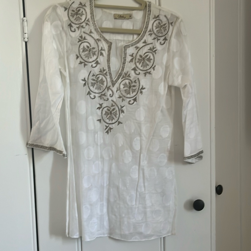 Beautiful white long tunic with gorgeous silver beating.
